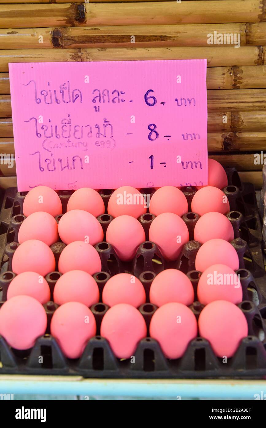 Eier aus dem rosafarbenen Jahrhundert mit einer Preisliste in Thai, an einem Stand auf dem Lebensmittelmarkt in Thailand Stockfoto