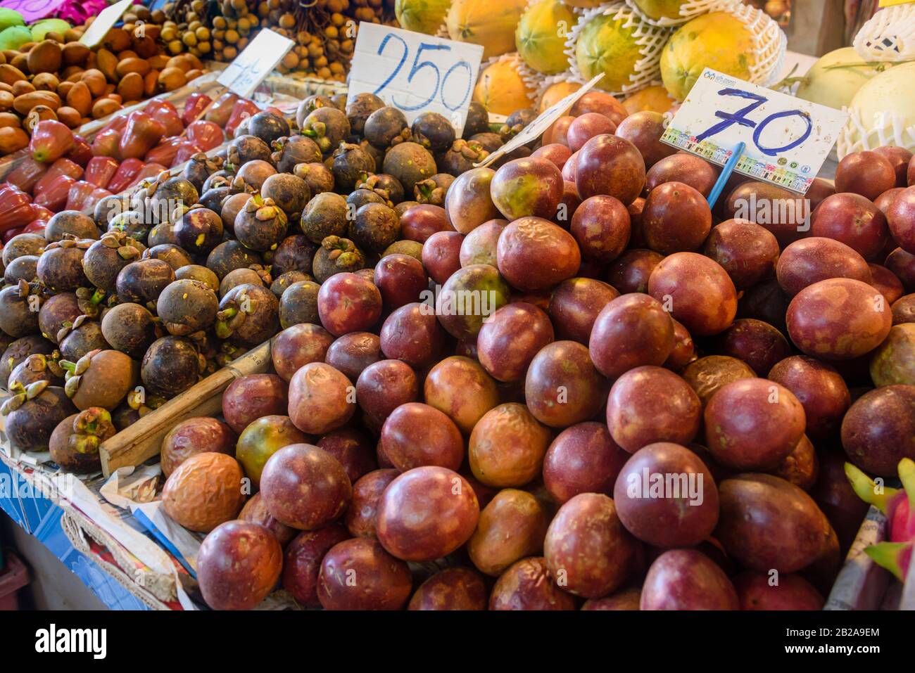 Pfahl von Passionobst, Mangosteen, Glockäpfeln und anderen Früchten, die in einem Marktstand in Thailand verkauft werden Stockfoto