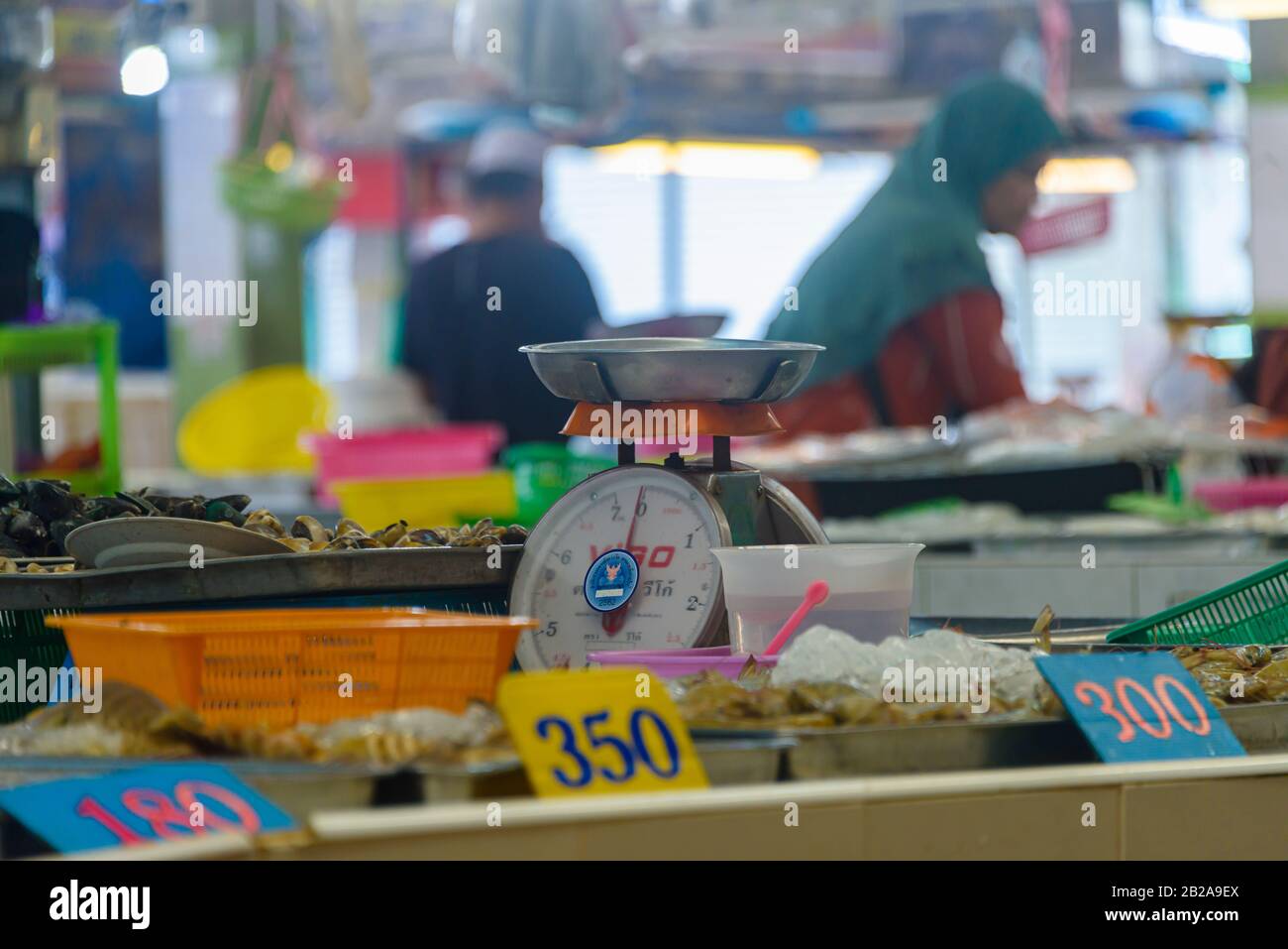 Alte Waagen an einem Fischhändler für Fisch und Meeresfrüchte, Lebensmittelmarkt, Thailand Stockfoto