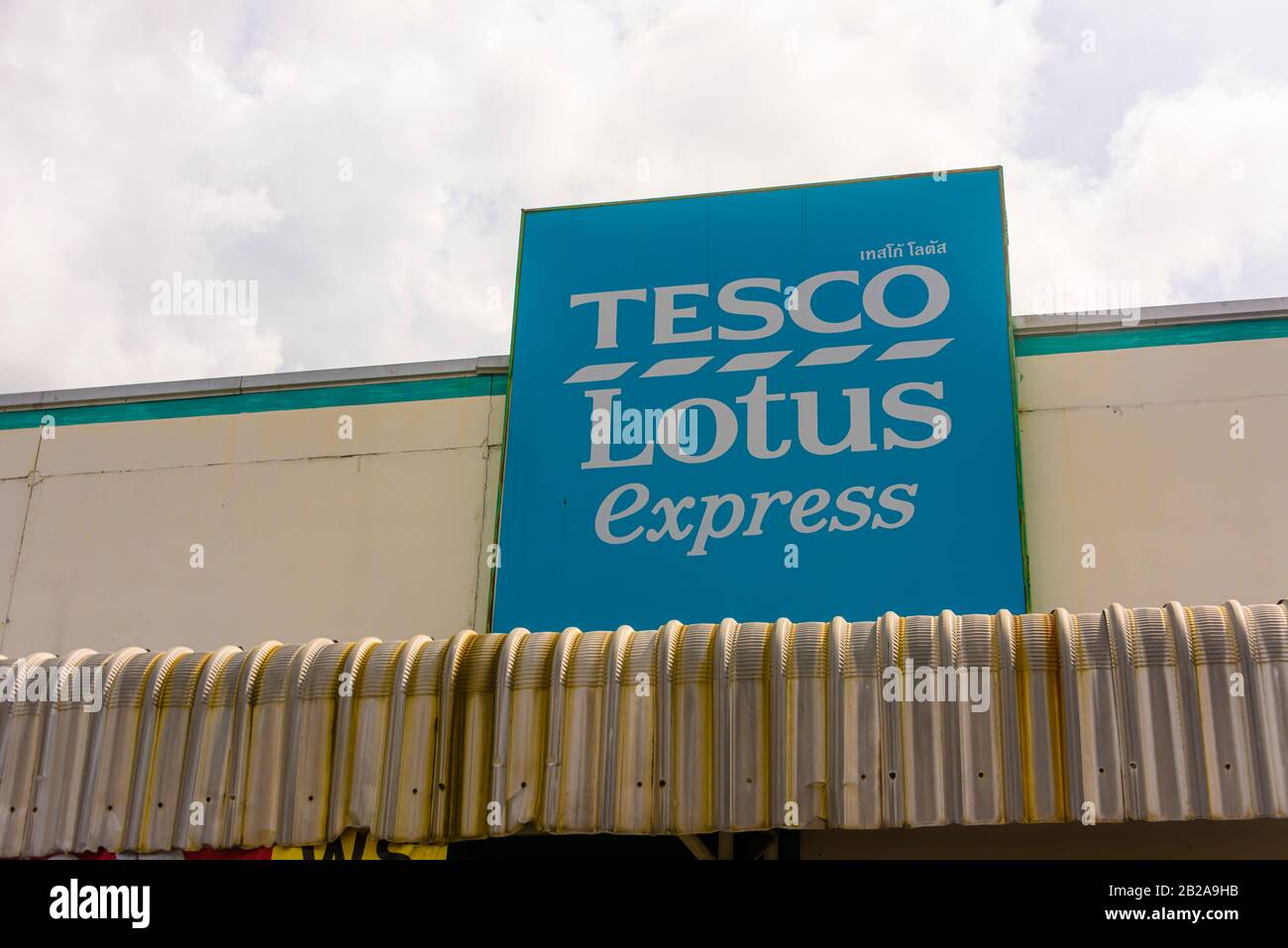 Schild vor einem Tesco Lotus Express, Thailand Stockfoto