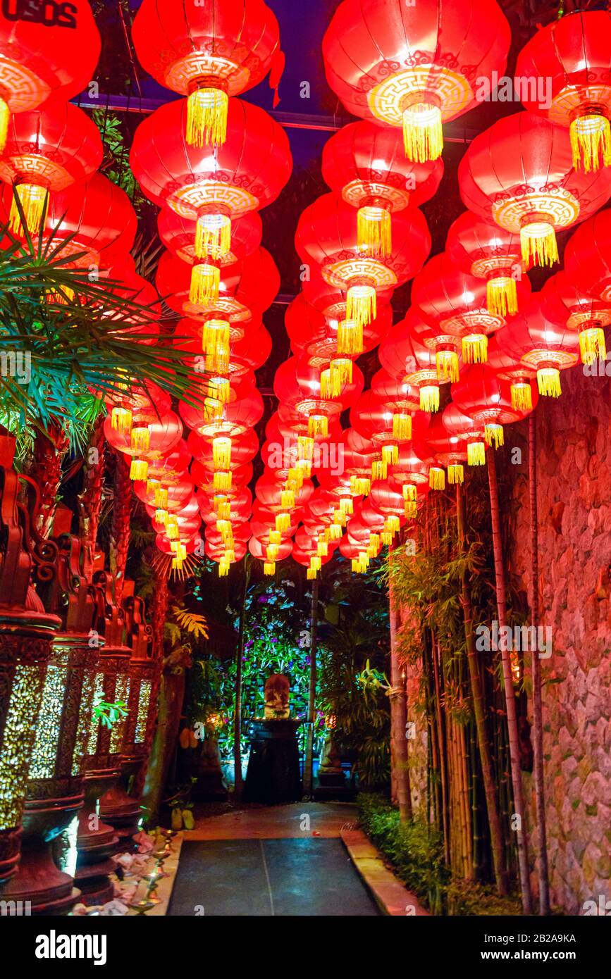 Traditionelle rote chinesische Laternen zum Feiern des chinesischen Lunar-Neujahrs, Thailand Stockfoto