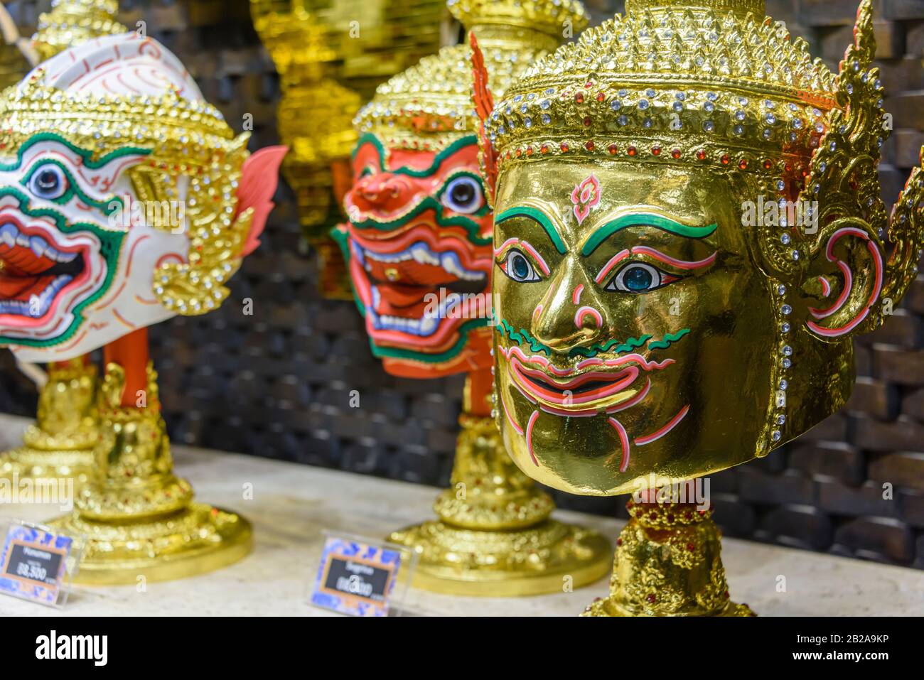 Traditionelle goldene Khon Kohn Thai-Masken zum Verkauf, Thailand Stockfoto