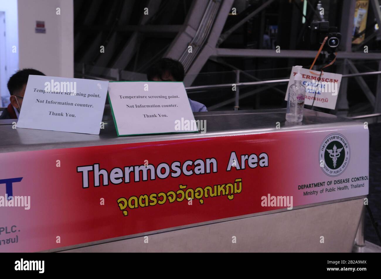 Zweisprachiger Thermoscan Area & Health Check am Suvarnabhumi International Airport während der Coronavirus Epidemie. Bangkok Thailand. © Kraig Lieb Stockfoto