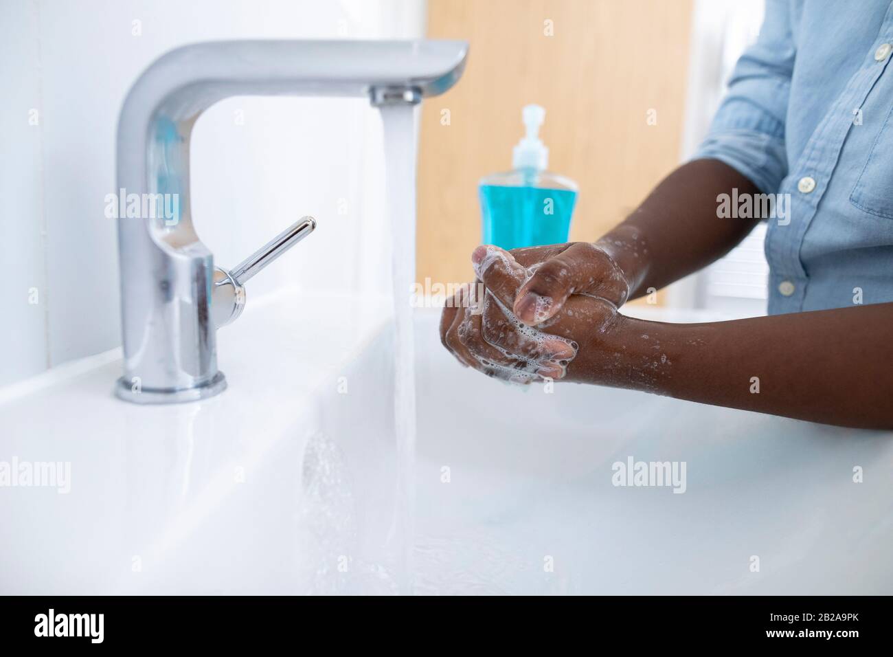 Nahaufnahme Des Jungen, Der Die Hände Mit Seife Zu Hause Waschen Soll, Um Infektionen Zu Verhindern Stockfoto