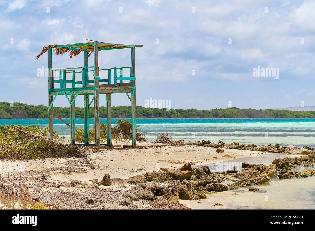 Aussichtsturm aus Holz an der Küste der Insel Bonaire Stockfoto