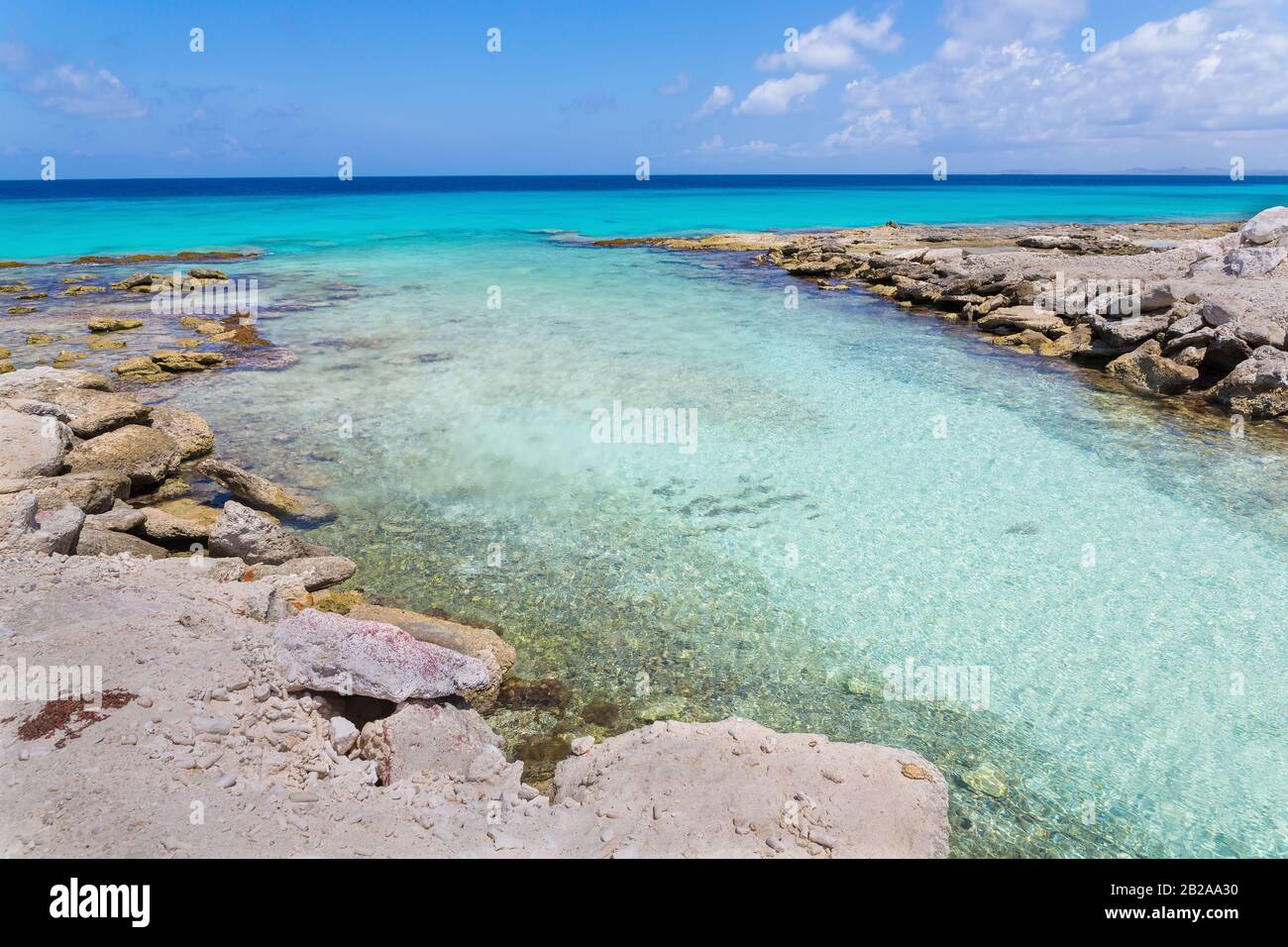 Cove mit flachem Meerwasser an der Küste von Bonaire Stockfoto