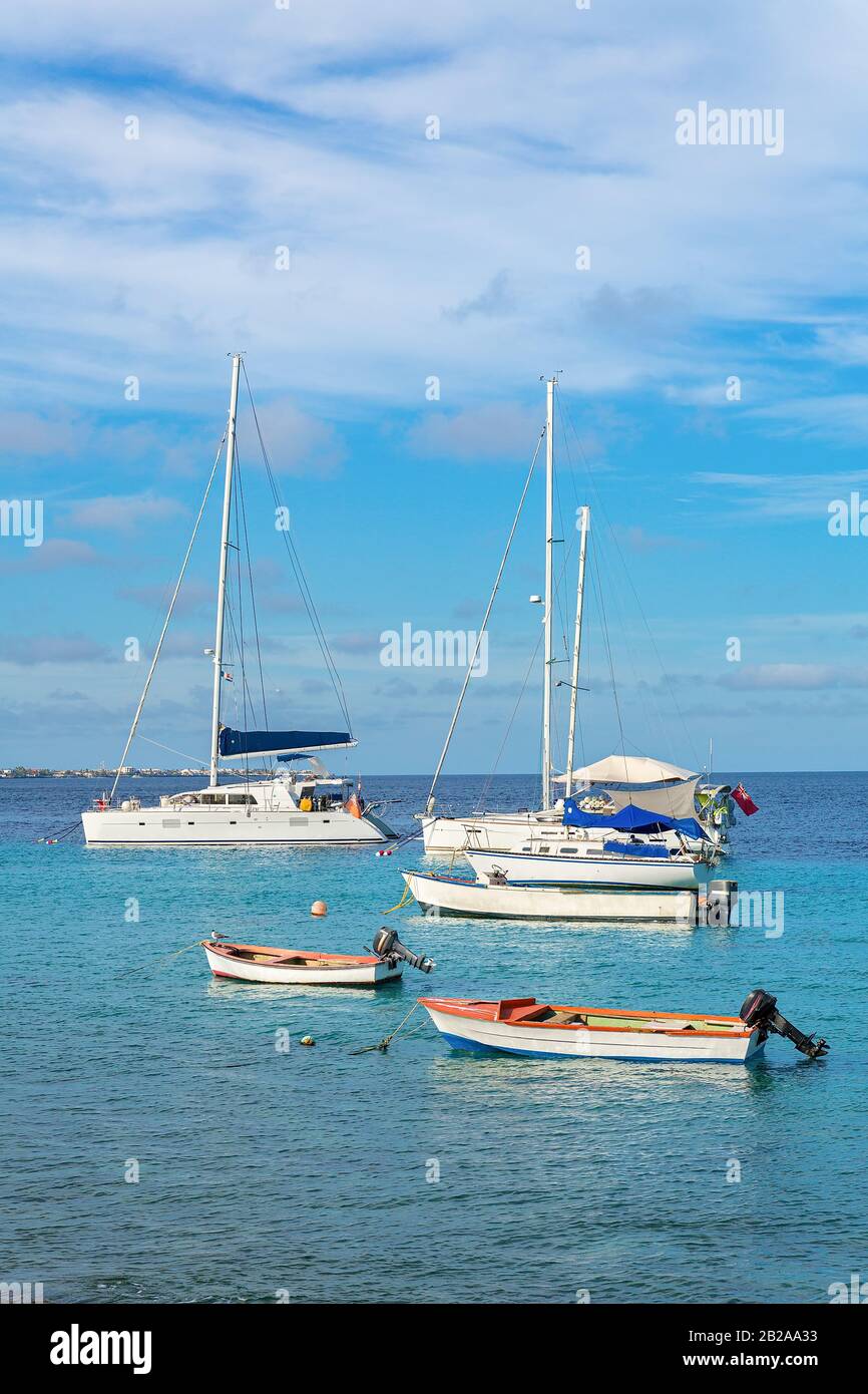 Gruppe von Segelbooten, die auf blauem Meerwasser an der Küste von Bonaire schwimmen Stockfoto