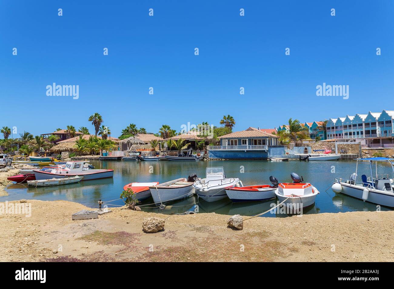 Kleiner Hafen mit Motorbooten und Häusern auf der Insel Bonaire Stockfoto