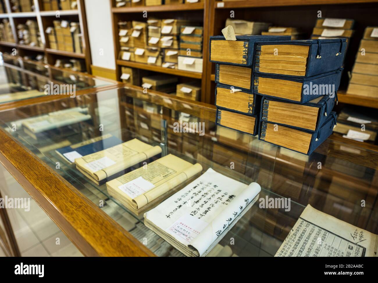 Peking, СHINA - 01. JUNI 2019: Traditionelle chinesische Bibliothek mit Regalen alter und moderner Bücher. Stockfoto