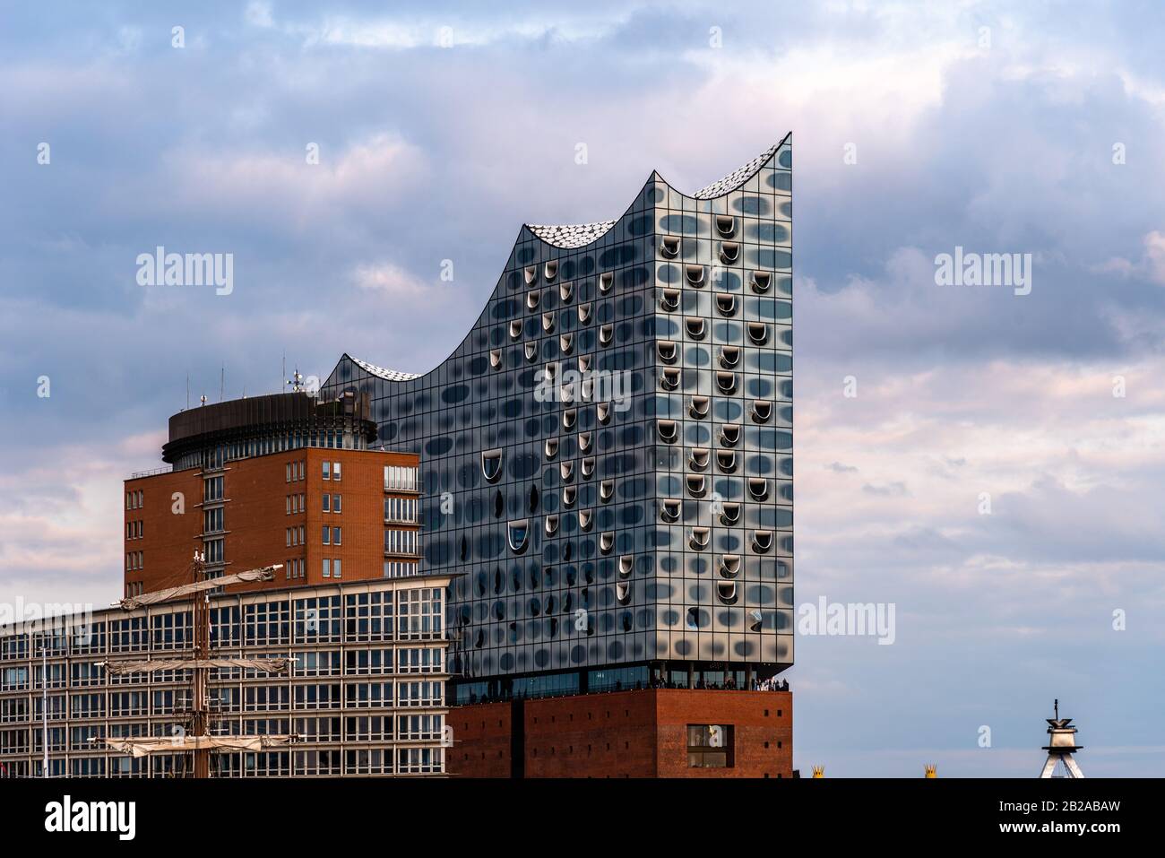 Hamburg, 4. August 2019: Elbphilharmonie oder Elbphilharmonie im HafenCity Quarter. Entworfen von der Architekturfirma Herzog & de Meuro Stockfoto