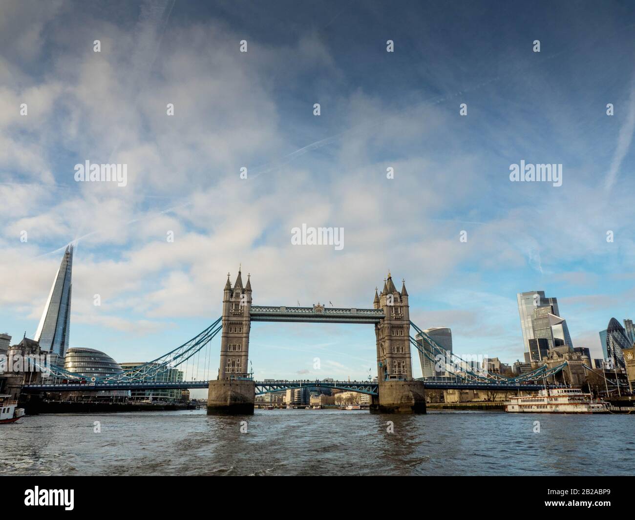 Tower Bridge und City Skyline, London, England, Großbritannien Stockfoto