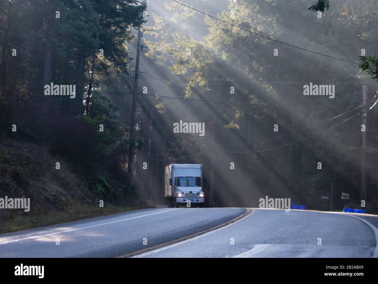 LKW, der auf einer Bergstraße, British Columbia, Kanada, fährt Stockfoto