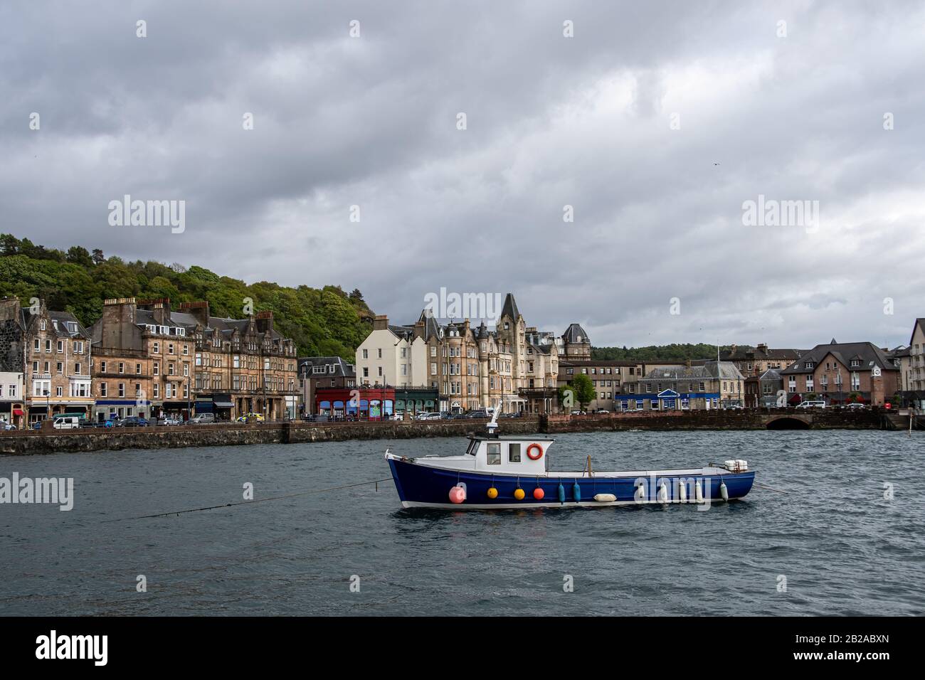 Fischerboot segelt in Oban Harbour, Argyll & Bute, Schottland, Großbritannien Stockfoto
