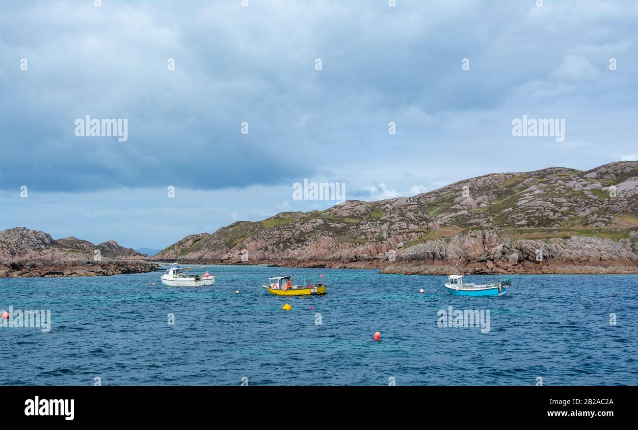 Drei Fischerboote ankerten auf der Insel Mull, Inner Hebrides, Schottland, Großbritannien Stockfoto