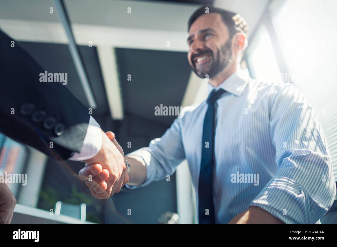 Geschäftsleute schütteln die Hände und beenden das Meeting. Erfolgreiche Geschäftsleute hakeln nach einem guten Deal. Stockfoto