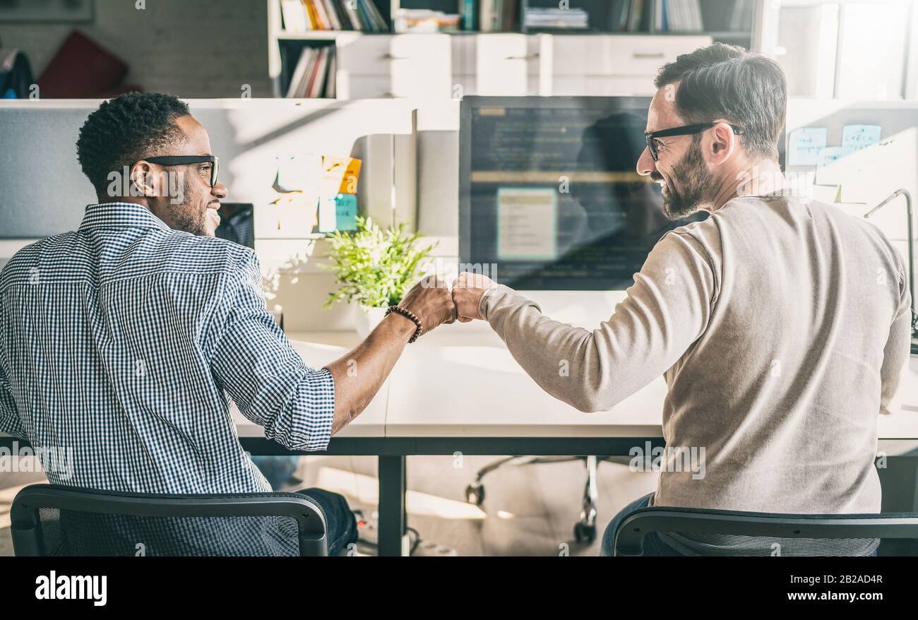 Der erste Schlag zwischen Kollegen bei der Arbeit. Erfolg im Geschäft. Tägliche Arbeit im Büro. Stockfoto