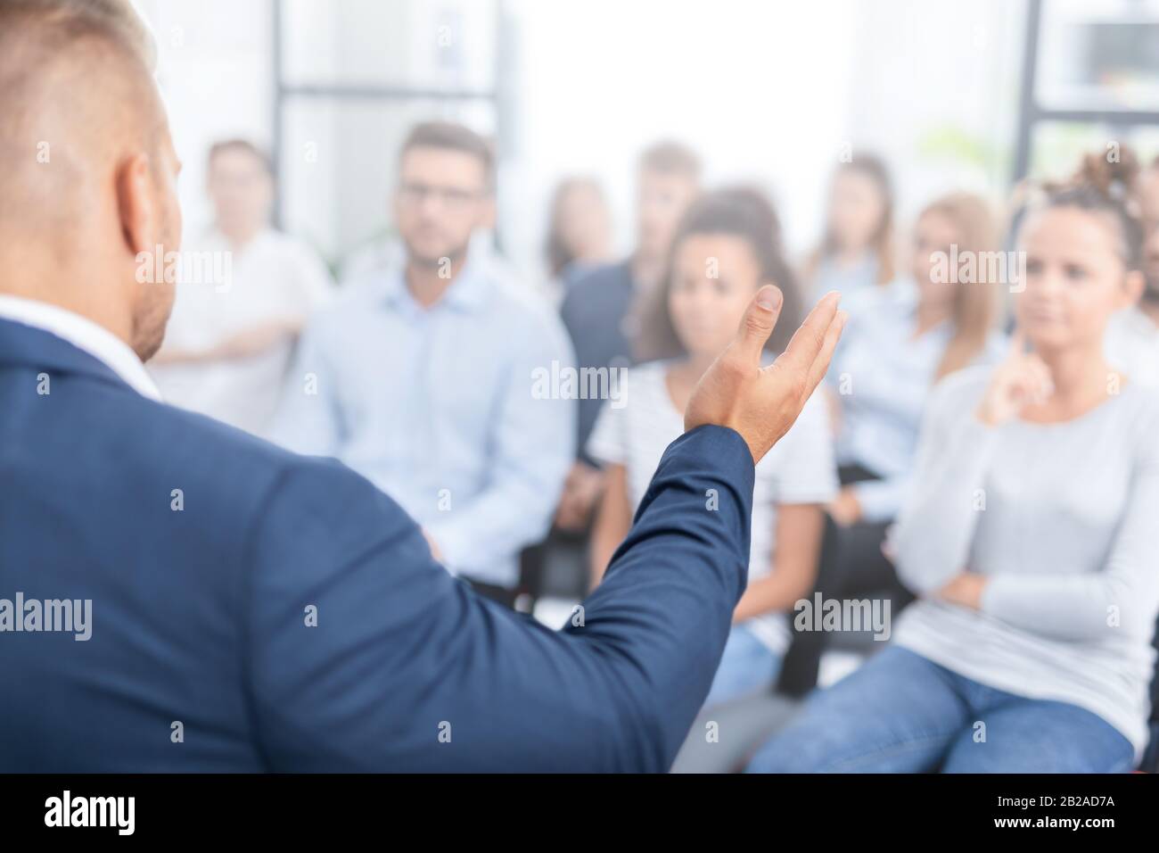 Business Coach. Der Teamleiter unterrichtet die Mitarbeiter bei einem Geschäftstreffen in einem Konferenzraum. Stockfoto