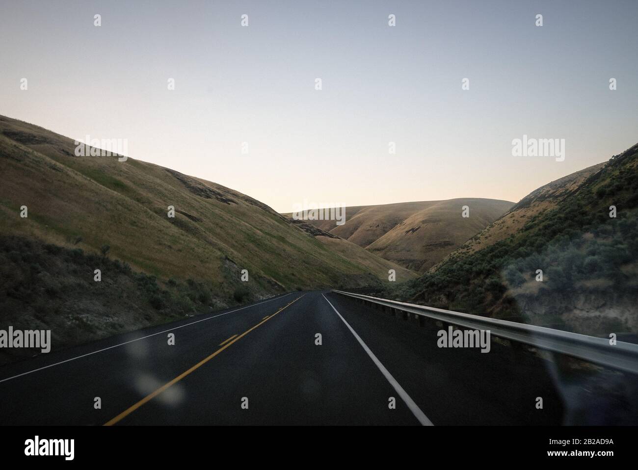 Gerader Weg durch eine ländliche Landschaft, Washington, USA Stockfoto