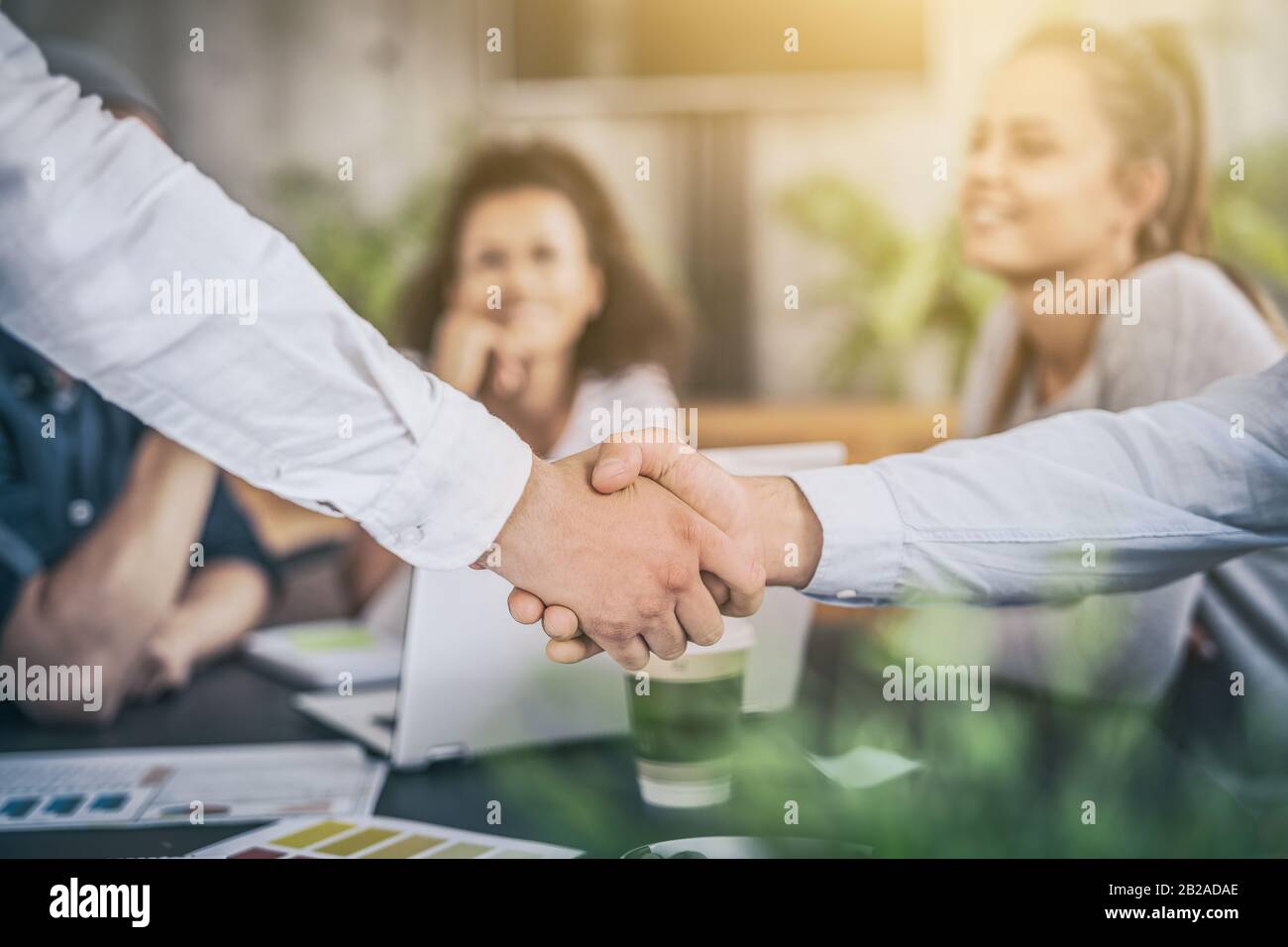 Geschäftsleute schütteln die Hände und beenden das Meeting. Erfolgreiche Geschäftsleute hakeln nach einem guten Deal. Stockfoto