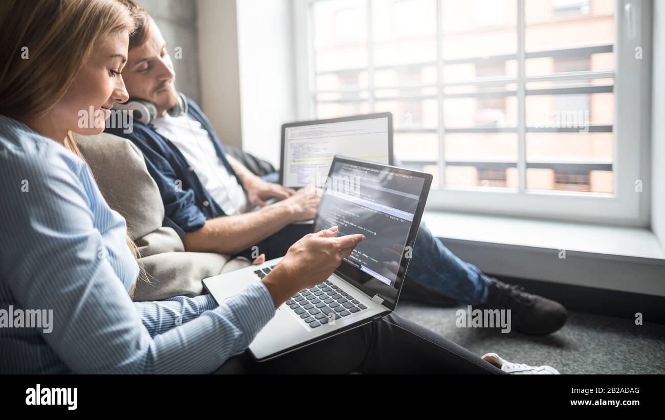 Die Entwicklung Programmierung und Coding Technologies. Website Design. Programmierer in einer Software arbeiten, entwickeln Unternehmen Office. Stockfoto