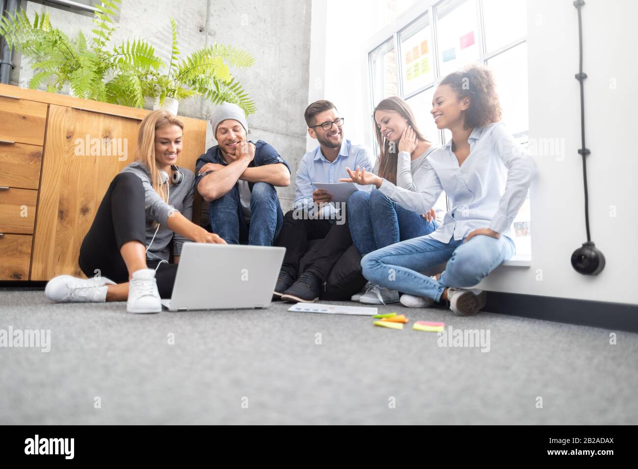 Junge Geschäftsleute treffen im und gemeinsam einen neuen Anlauf. Stockfoto