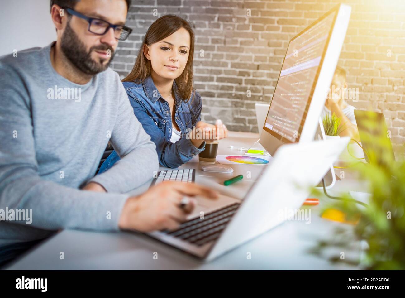 Die Entwicklung Programmierung und Coding Technologies. Website Design. Programmierer in einer Software arbeiten, entwickeln Unternehmen Office. Stockfoto