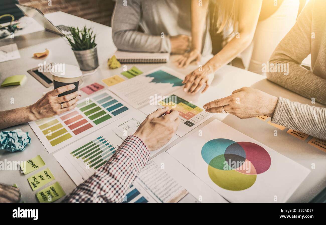 Business Leute, die im Büro und Post-it Notizen Idee zu teilen. Brainstorming Konzept. Haftnotiz auf einer Glaswand. Stockfoto