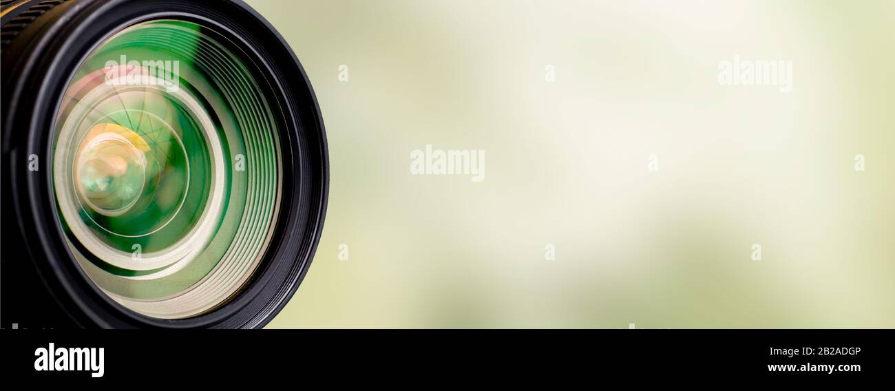 Objektiv der Kamera mit Objektiv Reflexionen. Stockfoto