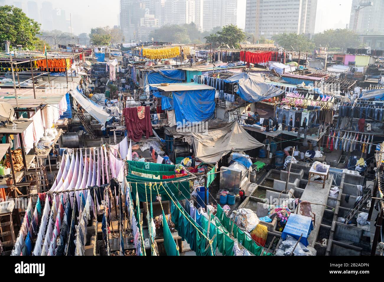 Mumbai, Indien - Februar 29, 2020: Das Dhobi Ghat ist ein bekannter Open-Air-Waschsalon, in dem Tausende von Menschen täglich waschen und Kleidung trocknen Stockfoto