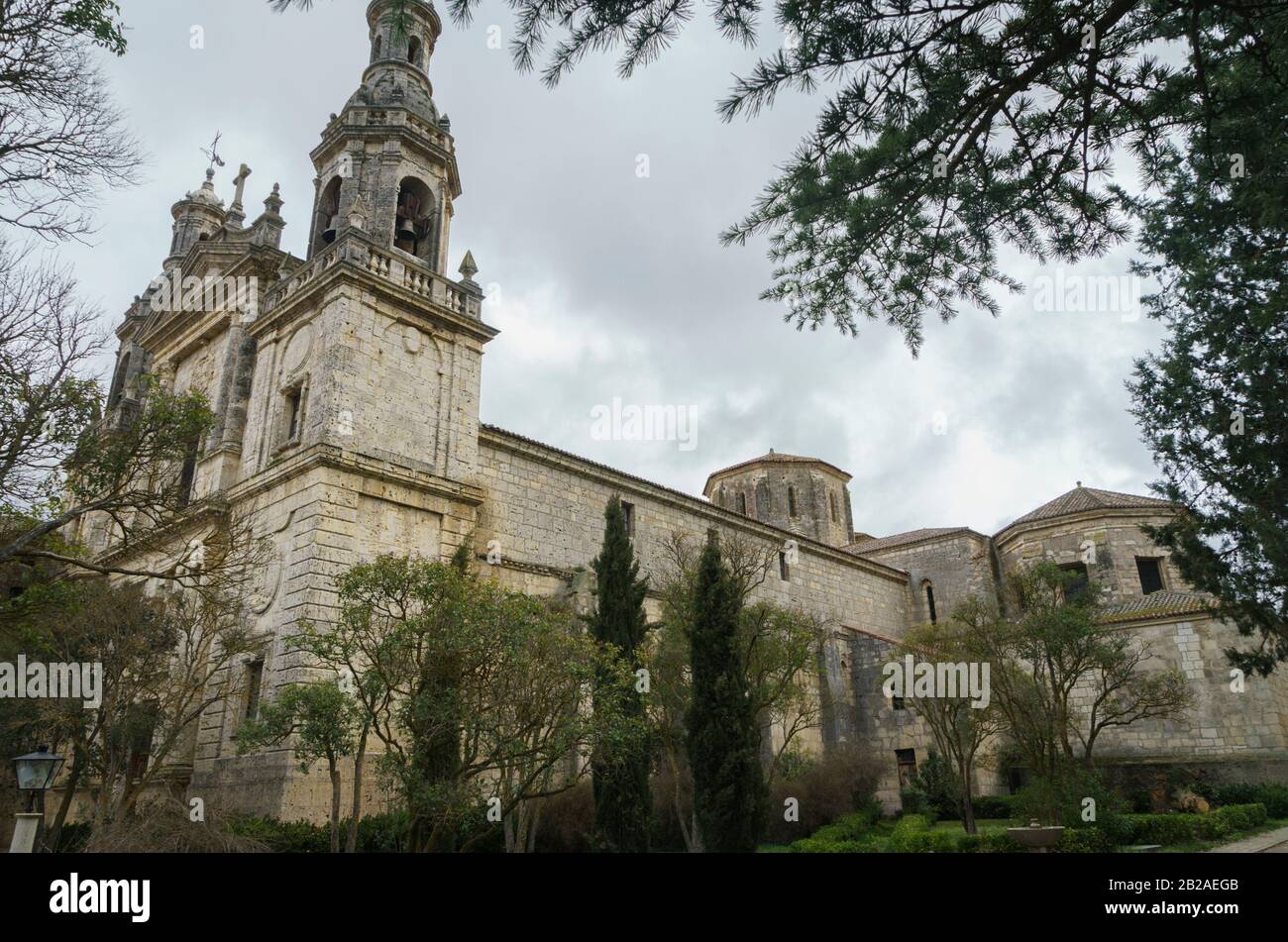 Blick auf das mittelalterliche Kloster Santa Espina. Erbaut von Frau Sancha de Castilla im Jahr 1147 in der Nähe der Stadt Tordesillas in der Provinz Valladolid. Stockfoto Blick auf das mittelalterliche Kloster Santa Espina. Erbaut von Frau Sancha de Castilla im Jahr 1147 in der Nähe der Stadt Tordesillas in der Provinz Valladolid. Stockfoto