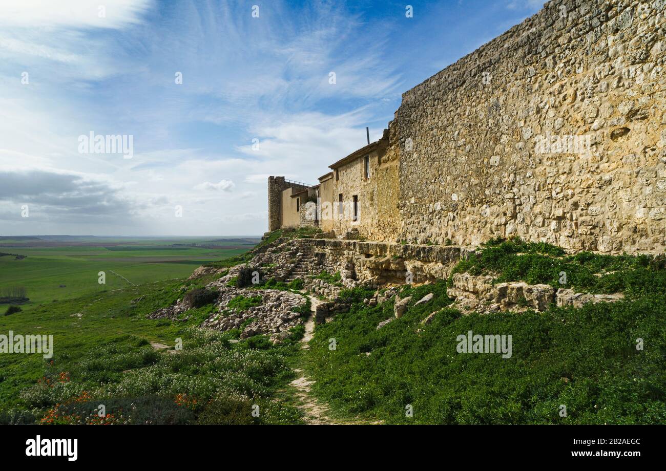 Landschaft Mit einem Teil der mittelalterlichen Außenmauer der Stadt Urueña in der Provinz Valladolid. Sie gilt als eine der 20 schönsten Stockfoto Landschaft Mit einem Teil der mittelalterlichen Außenmauer der Stadt Urueña in der Provinz Valladolid. Sie gilt als eine der 20 schönsten Stockfoto