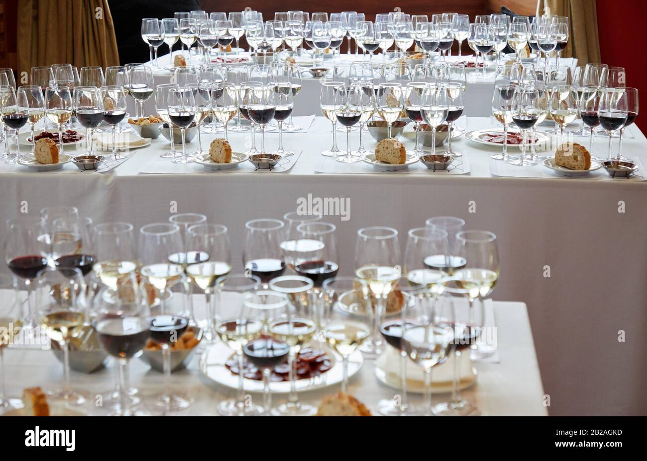 Weinprobe, Weingut Marques de Riscal, Gebäude von Frank O. Gehry, Elciego, Alava, Rioja Alavesa, Baskenland, Spanien, Europa Stockfoto