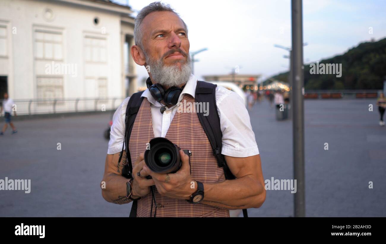 Der Blogger Von Human Traveler Sieht Sich Mit Der Kamera In Den Händen Um. Stockfoto