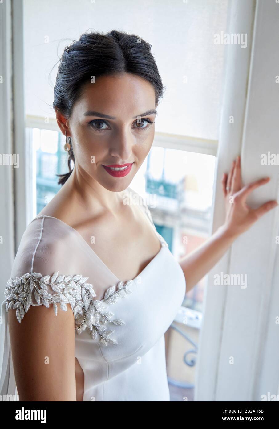 Brautprobiere im Atelier des Modedesigners Bilbao, Spanien, ein Hochzeitskleid Stockfoto