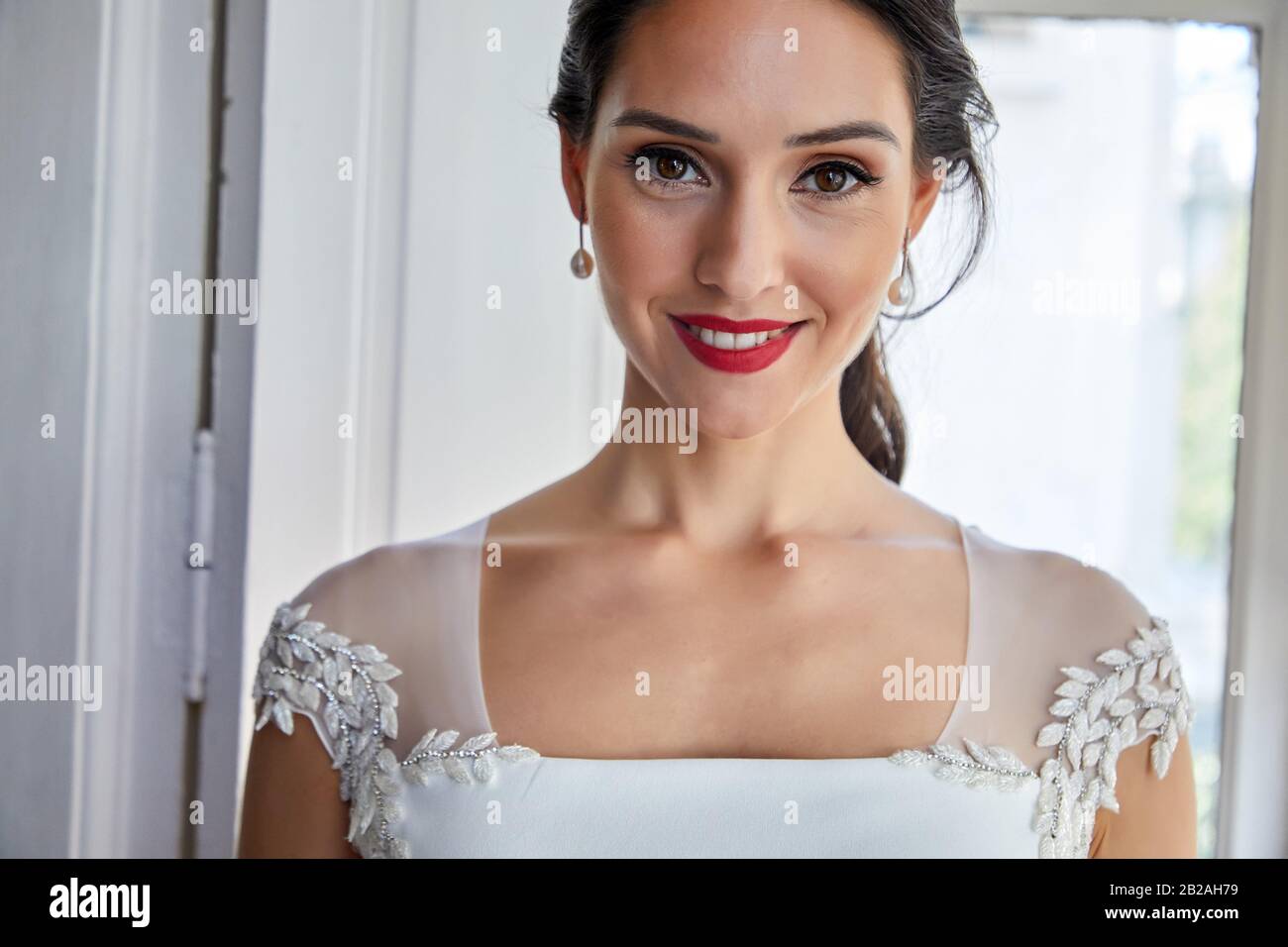 Brautprobiere im Atelier des Modedesigners Bilbao, Spanien, ein Hochzeitskleid Stockfoto