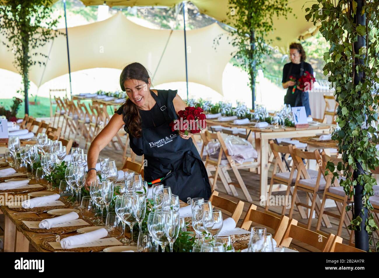 Blumenschmuck, Esszimmer, angespanntes Zelt, Eventfeier, Hochzeit, Hondarribia, Gipuzkoa, Spanien Stockfoto