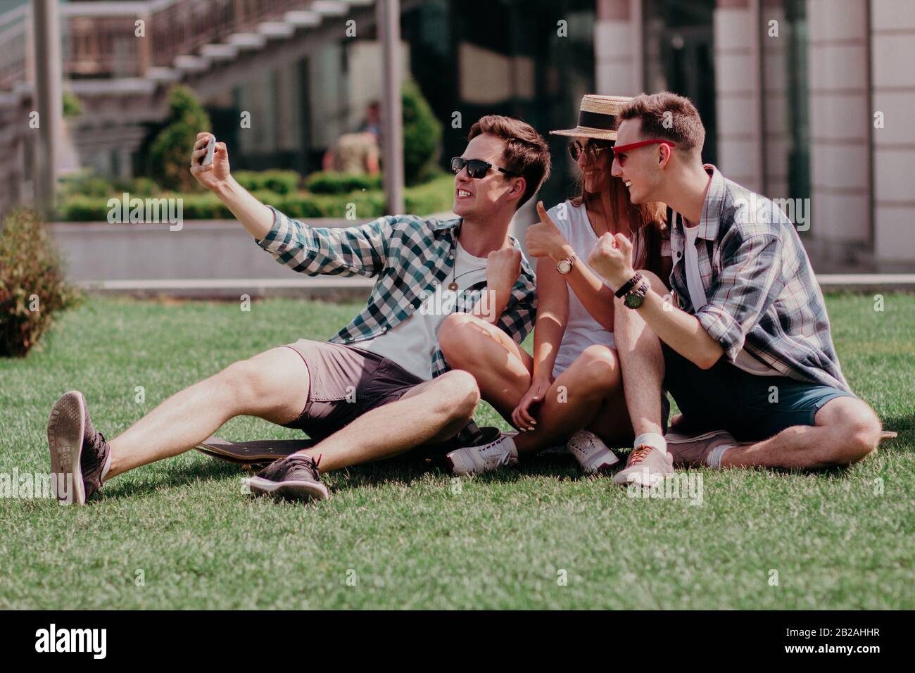 Eine Gruppe Von Freunden, Die Sich Für EIN Selfie Auf Dem sonnigen Rasen Posieren. Stockfoto