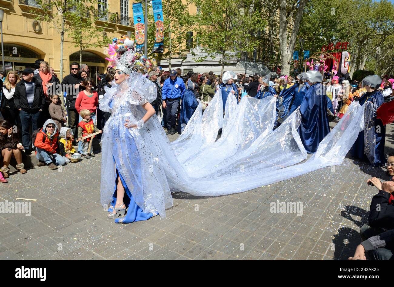 Schönheitskönigin Mit langem Eil, Hochzeitskleid oder Brautgemeinen, Frühlings-Karneval oder -Prozession, Cours Mirabeau, Aix-en-Provence Frankreich Stockfoto