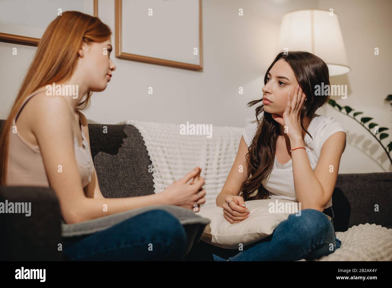 Zwei Hübsche Teens Amüsieren Sich Auf Dem Sofa Zwei Hübsche Teens Amüsieren Sich Auf Dem Sofa