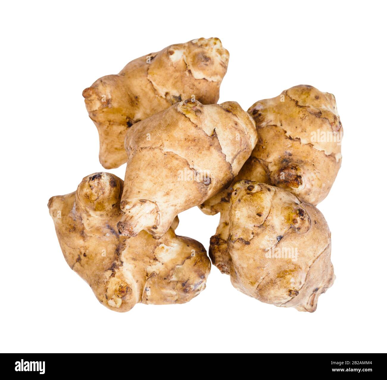 Draufsicht des Haufens von mehreren rohen Knollen der jerusalemer Artischocke (Sonnenwurzel) isoliert auf weißem Hintergrund Stockfoto