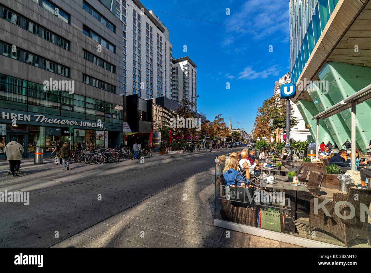 Die Leute sitzen im Café im Freien auf der Landstraber Hauptstraße im Landstraßenviertel in Wien, Österreich. Stockfoto