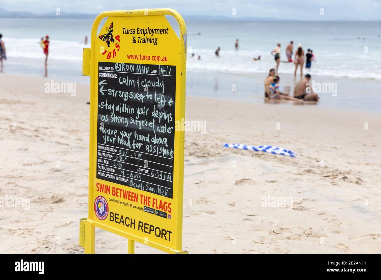 Der australische Strandbericht enthält Details zu den Wetterbedingungen am Hauptstrand in Byron Bay, New South Wales, Australien Stockfoto