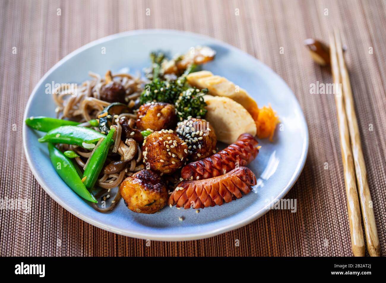 Japanische bento-mahlzeit mit Fleischbällchen, Wurst und Gemüse Stockfoto