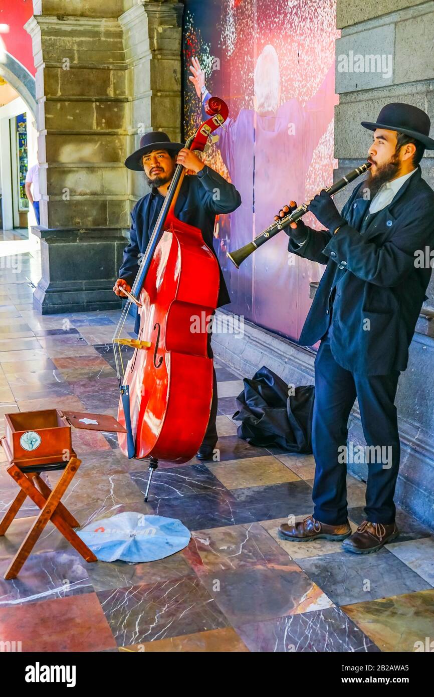 Orthodoxe Jüdische Straßenkünstler Zocalo Puebla Mexiko. Jüdische Musik auf dem Pueblan Zocalo Central Square. Stockfoto
