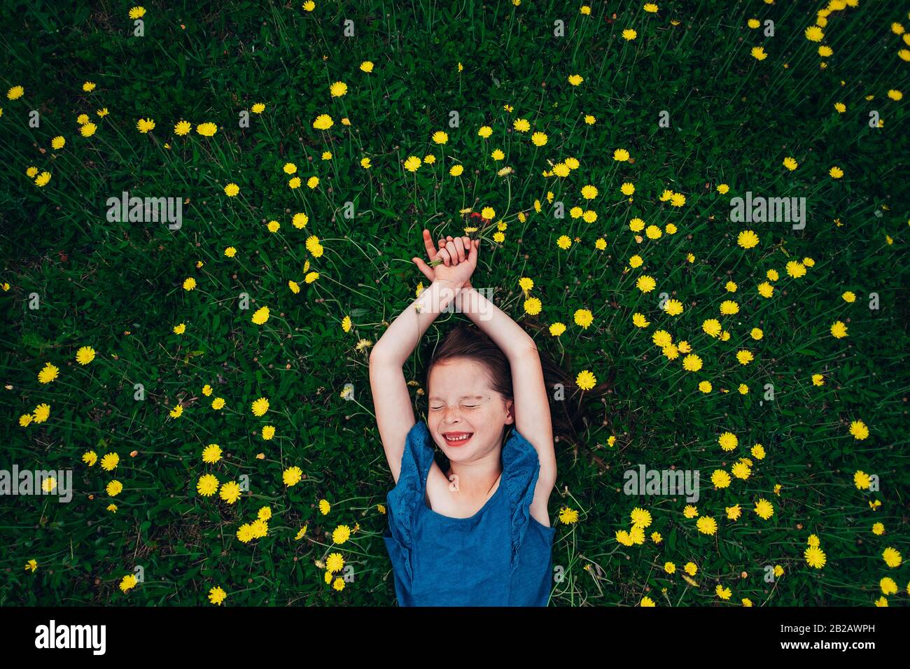 Blick auf ein glückliches Mädchen auf einer Wiese mit Wildblumen, USA Stockfoto