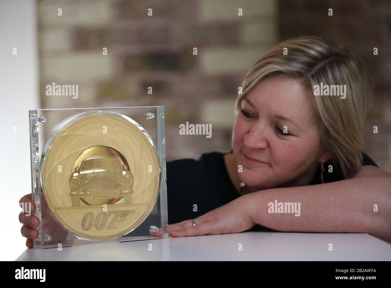 Royal Mint Designerin Laura Clancy, Der eine einzigartige James-Bond-Münze mit 7 Kilo Gold entworfen hat - die größte Münze mit dem höchsten Nominalwert, die in der 1,100-jährigen Geschichte der Münzstätte hergestellt wurde - während der Einführung einer neuen James-Bond-Münze und einer Goldbarren-Kollektion vor der Veröffentlichung des 25. James Bond Film, No Time to die, bei der Bond in Motion Ausstellung im London Film Museum, London. PA-Foto. Bilddatum: Montag, 2. März 2020. Siehe PA Story MONEY Bond. Bildnachweis sollte lauten: Yui Mok/PA Wire Stockfoto