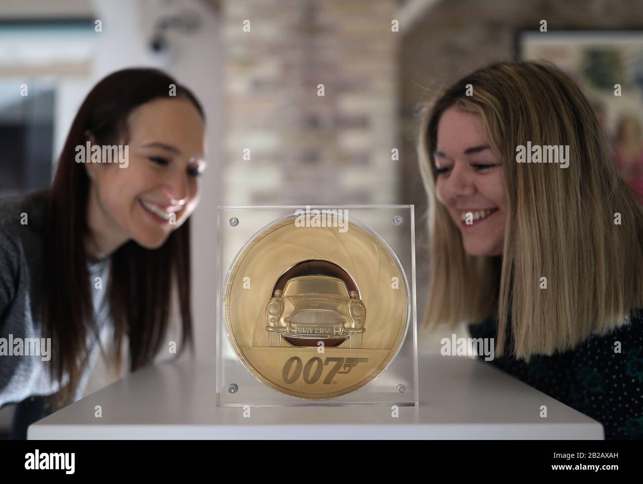 Eine einzigartige 7 Kilo goldene James-Bond-Münze, die von der Royal Mint Designerin Laura Clancy entworfen wurde - die größte Münze mit dem höchsten Nennwert, die in der 1.100-jährigen Geschichte des Mint produziert werden soll - während der Einführung einer neuen James-Bond-Münze und einer Goldbar-Sammlung vor dem Start Die Veröffentlichung des 25. James-Bond-Films "No Time To die" in der Ausstellung "Bond in Motion" im London Film Museum, London. PA Foto. Bilddatum: Montag, 2. März 2020. Siehe PA Story MONEY Bond. Der Fotokredit sollte lauten: Yui Mok/PA Wire Stockfoto