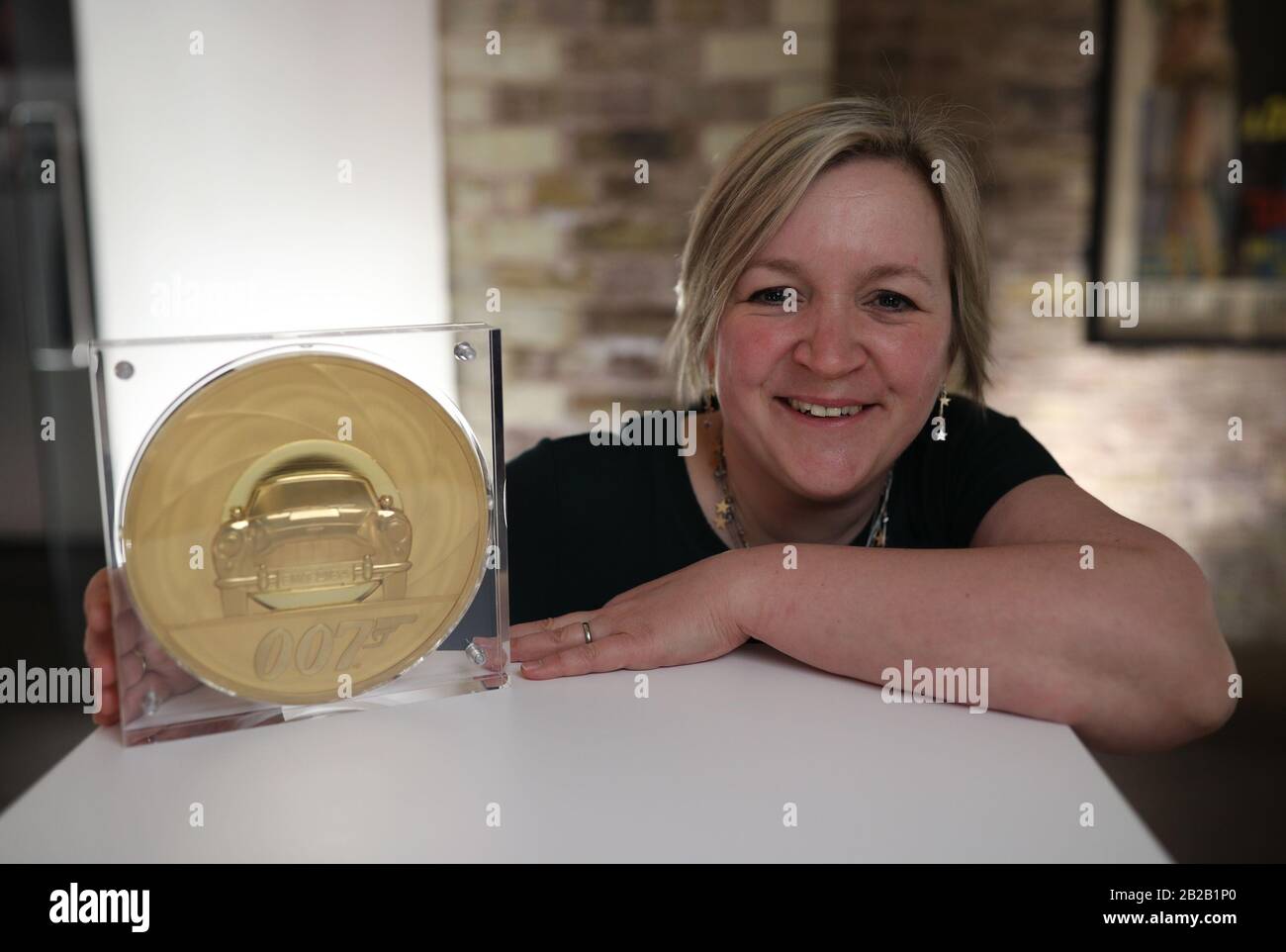 Neuübertragung - Hinzufügen eines Nennwerts der Münze. Royal Mint Designerin Laura Clancy, die eine einzigartige 7 Kilo Gold James Bond Münze entworfen hat - die die größte Münze mit dem höchsten Nennwert von 7.000 £ist. Produziert in der 1.100-jährigen Geschichte des Mint - während der Einführung einer neuen James Bond Coin- und Goldbar-Sammlung vor der Veröffentlichung des 25. James-Bond-Films "No Time To die" in der Ausstellung "Bond in Motion" im London Film Museum. Stockfoto