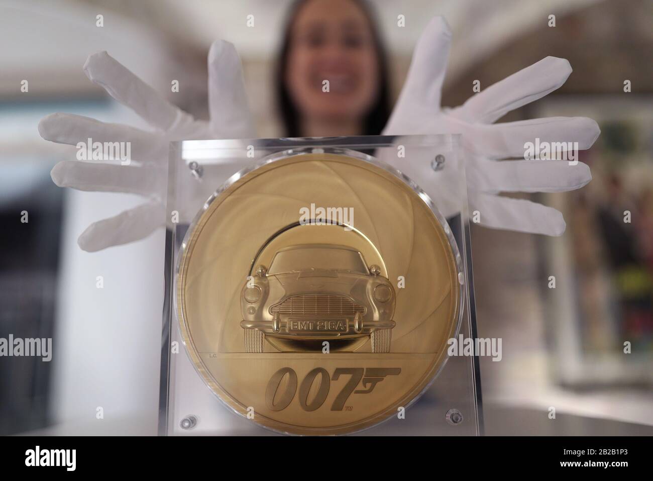 Neuübertragung - Hinzufügen eines Nennwerts der Münze. Eine einzigartige 7-Kilo-Gold-James-Bond-Münze mit einem Nennwert von 7.000 £, entworfen von der Royal Mint Designerin Laura Clancy - die größte Münze mit dem höchsten Nennwert, die in der 1.100-jährigen Geschichte des Mint produziert wird - während der Einführung einer neuen James-Bond-Münze Und Goldbar-Sammlung vor der Veröffentlichung des 25. James-Bond-Films "No Time To die" in der Ausstellung "Bond in Motion" im London Film Museum, London. Stockfoto