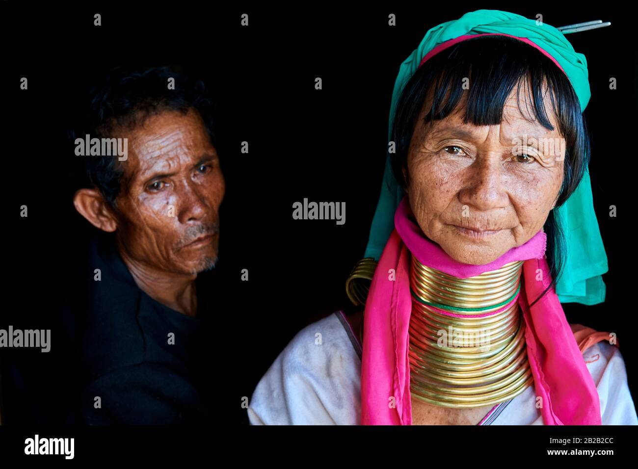 Porträt einer Kayan Lahwi-Frau mit ihrem Mann. Die Long Neck Kayan (auf Birma auch Padaung genannt) sind eine Untergruppe der Karen Ethnic From Stockfoto